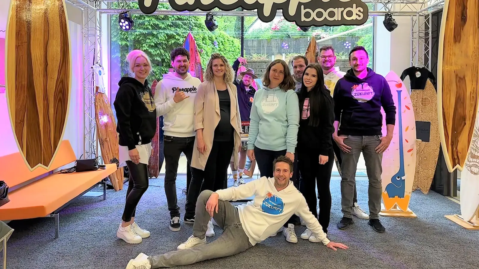 Die Kolleginnen und Kollegen aus Vertrieb und Marketing mit Firmengründer Robert Rieblinger (2. von li). (Foto: VR Bank Dachau)