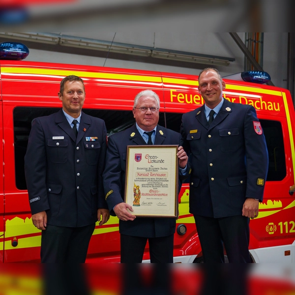 Stellv. Kommandant Gerd Lobmeier (l.) und Kommandant Thomas Hüller (r.) ernannten Konrad<br>Tonhauser zum Ehren-Stadtbrandinspektor. (Foto: FF Dachau)