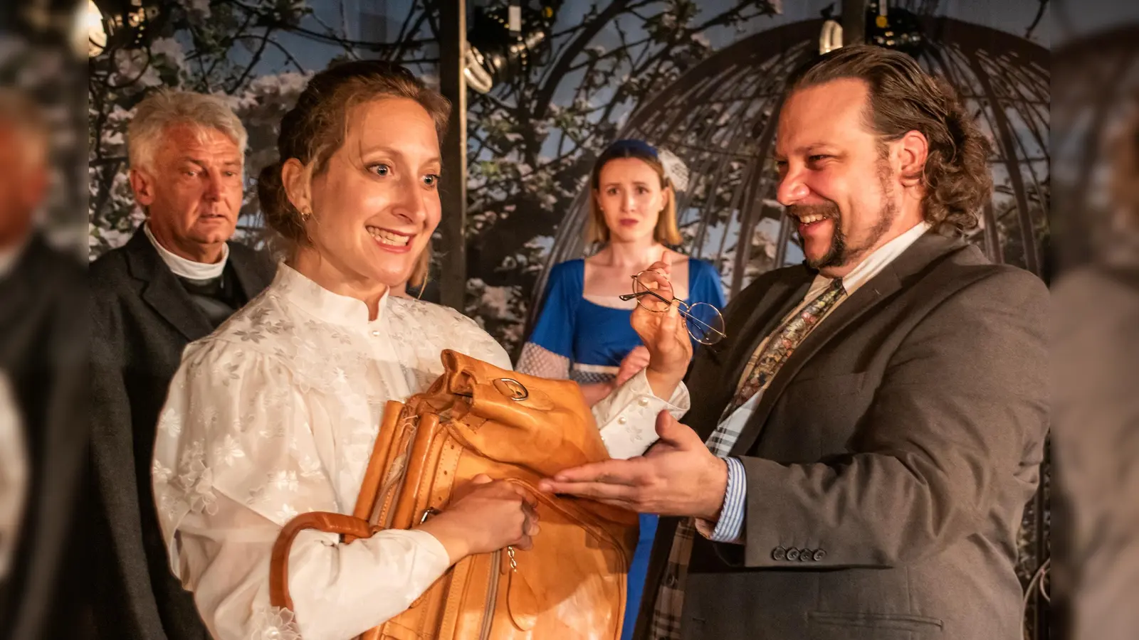 Die Schauspielerinnen und Schauspieler laufen zur Höchstform auf. (Foto: Hoftheater)