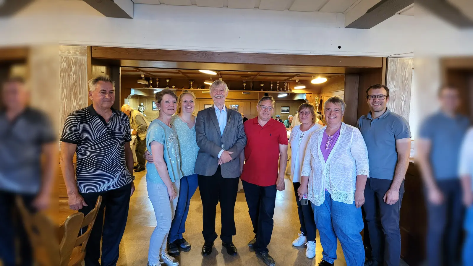 Die neue Vorstandschaft der Sonnengärten (von links): Andrey Kopietzki, Christine Dachs, Peggy Suba, Edgar Forster, Dieter Leiß, Ines Groß, Dieter Leiß und Markus Erhorn. (Foto: Sonnengärten Dachau e. V.)