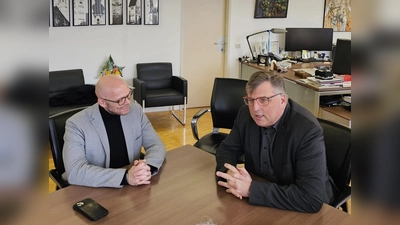 Digitalminister Mehring und Landrat Löwl sprechen über den Einsatz über KI beim Projekt „Aufenthalt Digital“. (Foto: LRA, Sina Török

)