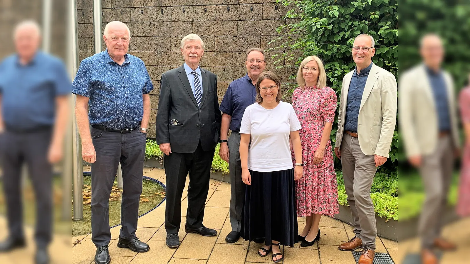 Die Stiftungsratsmitglieder (von li) Heinrich Paepke, Edgar Forster, Alfred Stelzer, Alexandra Gorges und Martin Richter mit Petra Demmelhuber (vorne). (Foto: VR-Bank)