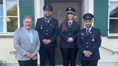 Bürgermeister Michael Reiter, 2. Kommandant Philipp Redl, 1. Kommandantin Tanja Oswald und der ehemalige Kommandant Sebastian Fottner (von links). (Foto: FFW)