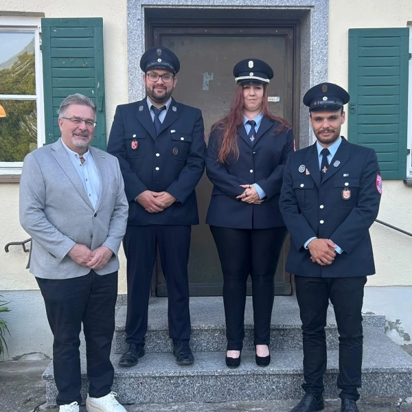 Bürgermeister Michael Reiter, 2. Kommandant Philipp Redl, 1. Kommandantin Tanja Oswald und der ehemalige Kommandant Sebastian Fottner (von links). (Foto: FFW)