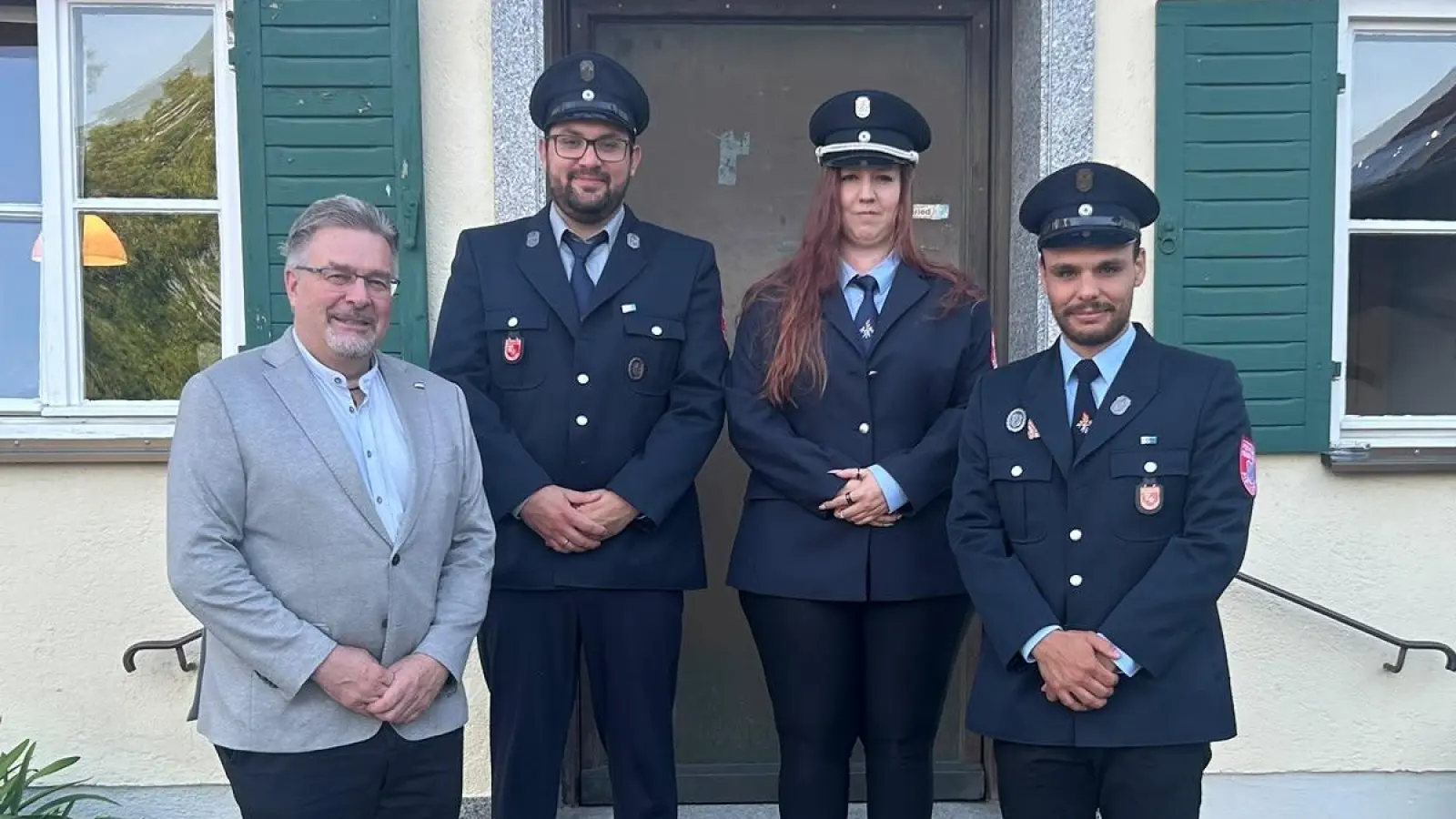 Bürgermeister Michael Reiter, 2. Kommandant Philipp Redl, 1. Kommandantin Tanja Oswald und der ehemalige Kommandant Sebastian Fottner (von links). (Foto: FFW)