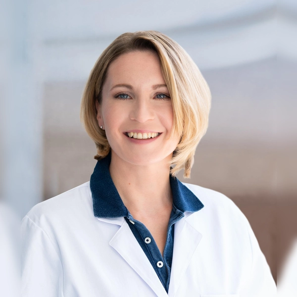 Chefärztin Dr. Madlen Lahne informiert über Behandlungsmöglichkeiten chronischer Schmerzen. (Foto: Helios)