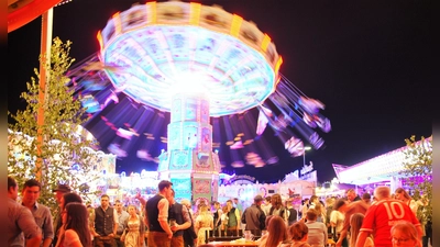 Nach 2019 kann man heuer wieder die Abendstunden auf dem Volksfest genießen. (Foto: Sebastian Leiß)