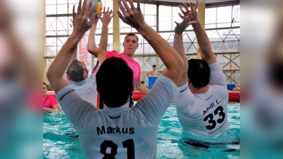 Kein Durchkommen gegen die starte Dachauer Abwehr (in weißen Trikots), (Foto: Bunnyhunters)