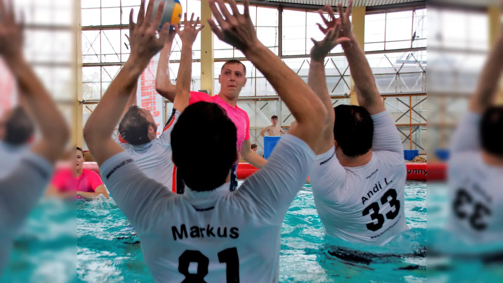 Kein Durchkommen gegen die starte Dachauer Abwehr (in weißen Trikots), (Foto: Bunnyhunters)