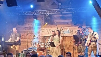 Heizen das Festzelt am Freitag ordentlich ein: VoiGams. (Foto: VoiGams)