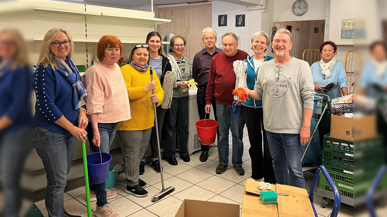 Viele Hände, schnelles Ende: das ehrenamtliche Putzteam in der Dachauer Tafel mit Leiterin Edda Drittenpreis (hinten re). (Foto: BRK Dachau)