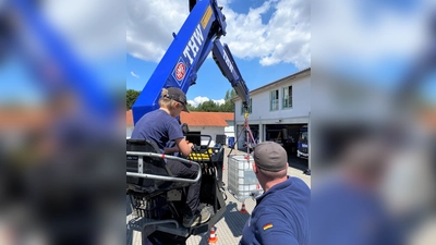 Spannende Sache: Große Boxen per Kran in die richtige Position bringen. (Foto: THW Dachau)