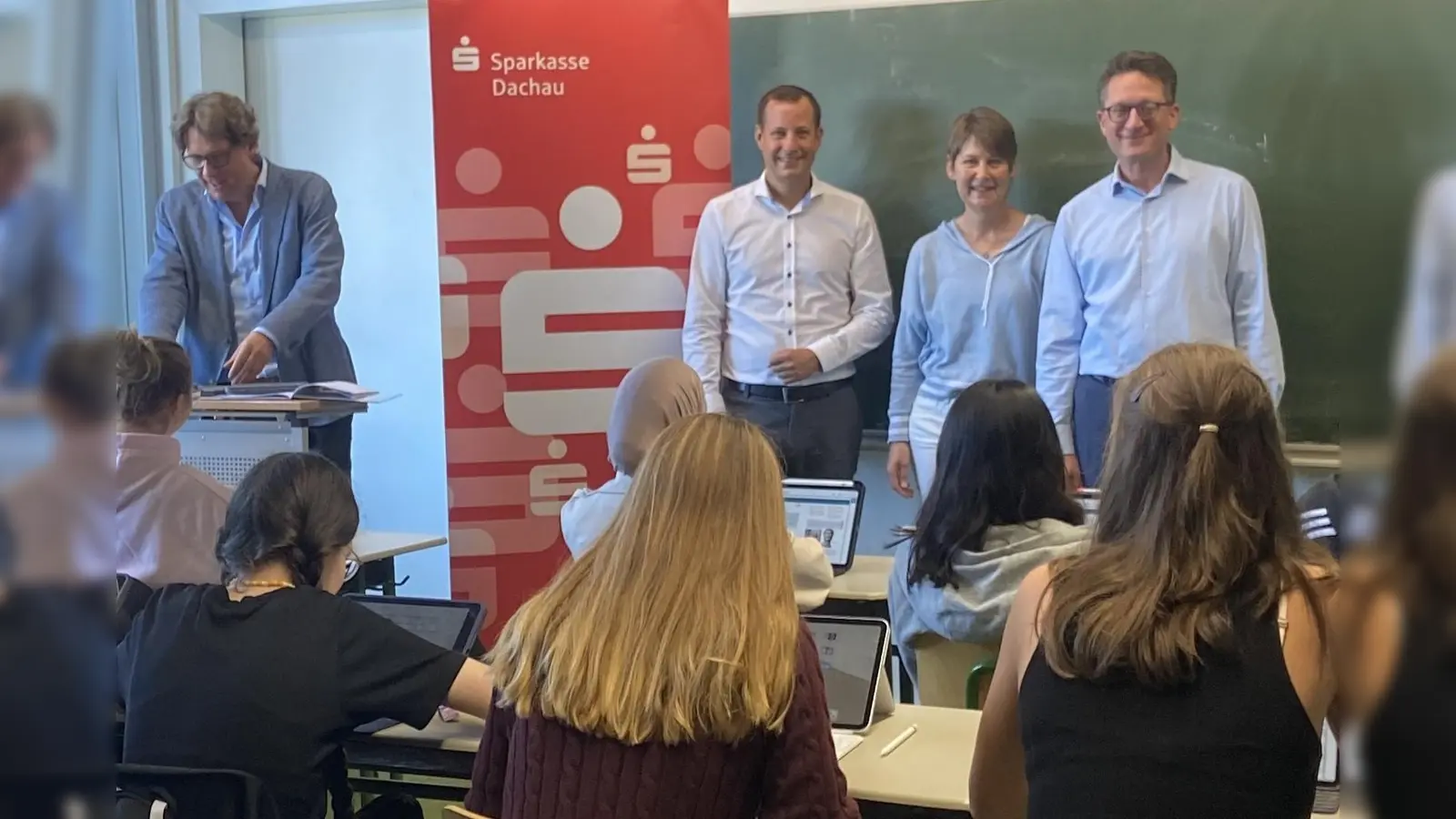 Studiendirektor Christoph Triebfürst, Andreas Kratz und Claudia Ewald von der Sparkasse mit Peter Mareis bei der offiziellen Übergabe der E-Books (von li). (Foto: Sparkasse)