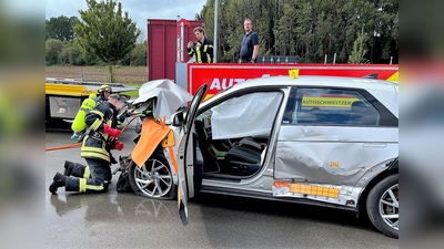 Feuerwehren und THW wurden in der Brandbekämpfung von Hochvolt-Fahrzeugen geschult. (Foto: KFV Dachau)