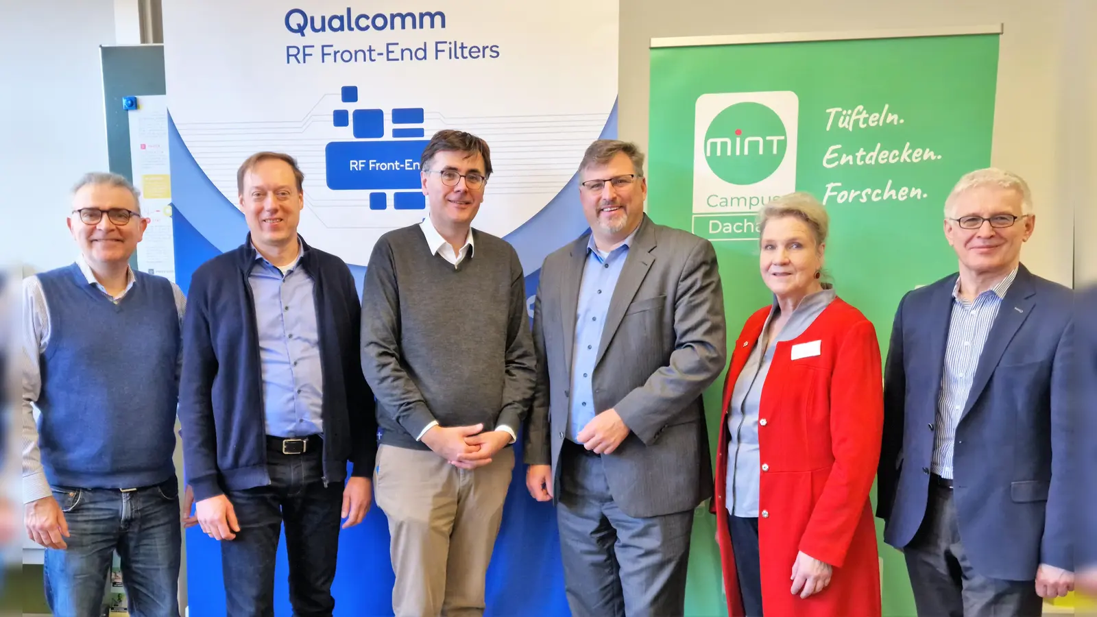 Max Rodrigues (Manager), Dr. Christoph Schwarz (Direktor), Ulrich Bauernschmitt (Senior VP), Landrat Stefan Löwl, Eva Rehm (Projektleiterin MINT-Campus) und Wirtschaftsförderer Johan Liebl (von li). (Foto: MINT-Campus Dachau)