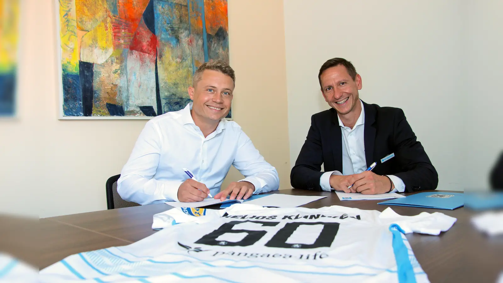 Marc Bernstädt, Klinikgeschäftsführer der Helios Kliniken Oberbayern (li), und 1860-Geschäftsführer Marc-Nicolai Pfeifer bei der Vertragsunterzeichnung. (Foto: © Helios)