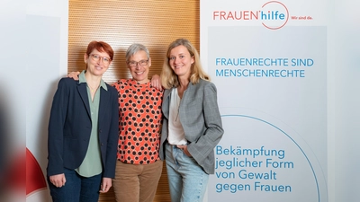 Freuen sich über die Anerkennung der Arbeit der Frauen*hilfe (von links): Claudia Heyne (Öffentlichkeitsarbeit / Fundraising), Lydia Dietrich (Geschäftsführerin) und Michaela Beißwanger (Leiterin Beratung). (Foto: Frauen*hilfe München gGmbH/ Fr. Telle-Martorelli)