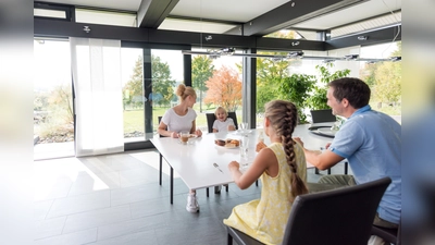 Ein entspanntes Raumklima bei jedem Wetter: Sonnenschutzgläser verhindern, dass das Zuhause bei hohen Außentemperaturen überhitzt. (Foto: djd/Uniglas /J. Specklin)