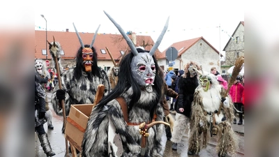 Auch gruselige Gestalten zogen 2020 im Maschkerazug durch den Ort. (Foto: www.fasching-weichs.de)
