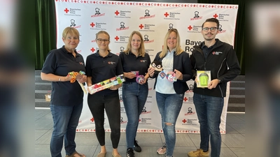 Angelika Gumowski, Celine Bofinger, Kerstin Cser, Lisa Köhler und BRK-Kreisgeschäftsführer Dennis Behrendt (v. l.) mit Preisen, die im Glückshafen verlost werden.  (Foto: BRK -  Kreisverband Dachau)
