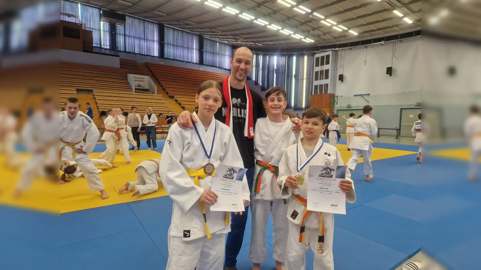 Milla Prichodko, Yassen Petrov (2. von rechts) und Illia Menkov (rechts) gemeinsam mit Trainer Lars Wegner. (Foto: sb)