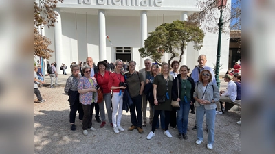 Die Reisegruppe vor dem Zentralpavillon in den Giardini auf der Biennale. (Foto: VR Bank)