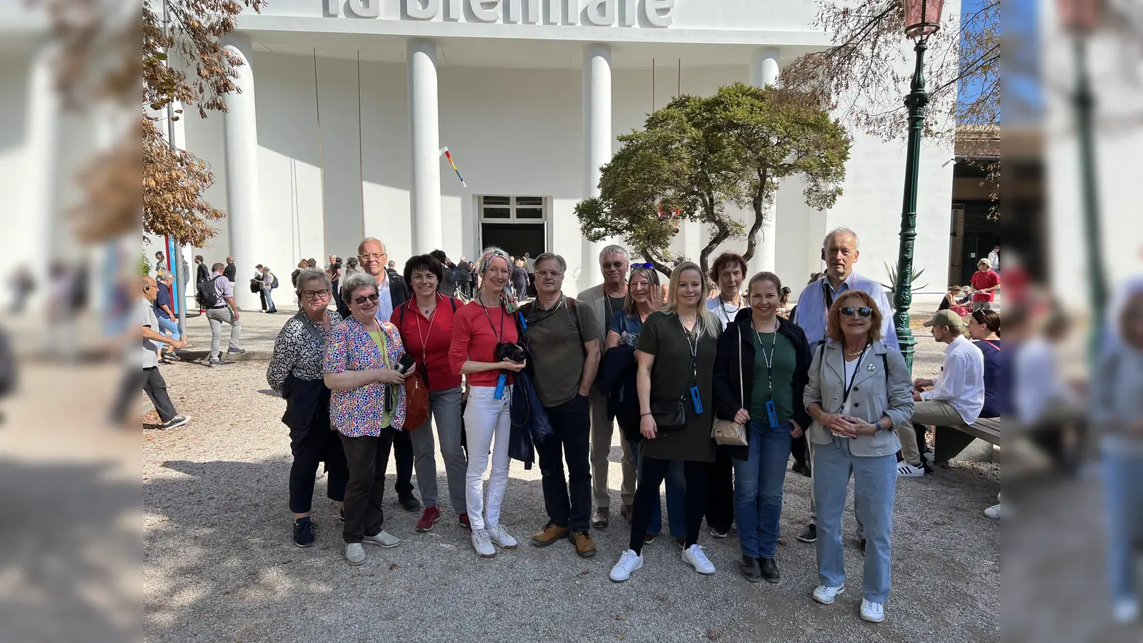Die Reisegruppe vor dem Zentralpavillon in den Giardini auf der Biennale. (Foto: VR Bank)