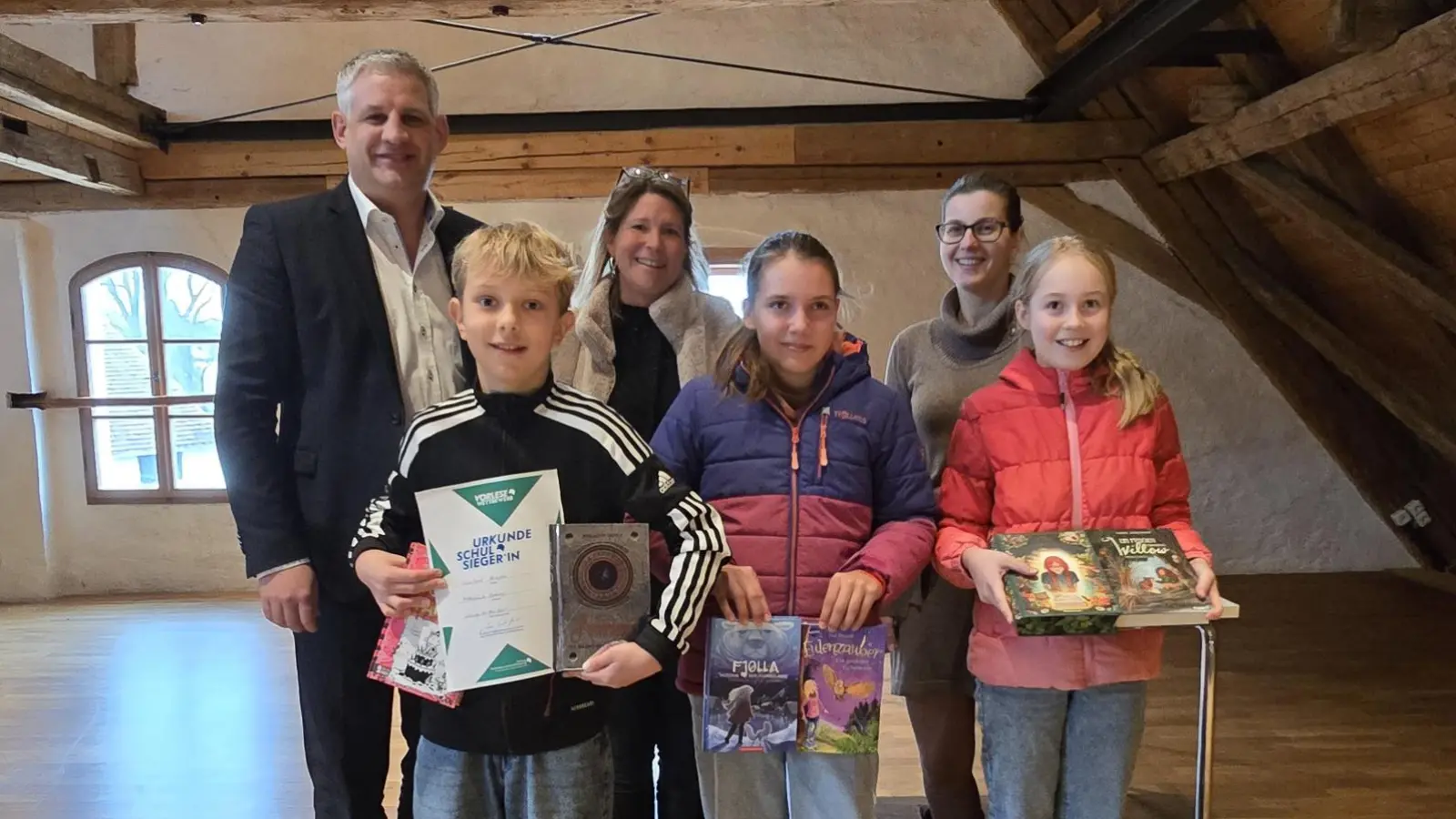Erster Bürgermeister Christian Blatt, Büchereileiterin Marion Leitmeir und Schulleiterin Barbara Matzgeller mit Leonhard, Luisa und Annalena. (Foto: Gem)