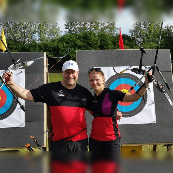 Kornelia Bauer und Peter Zeller von den 1.Dachauer Bogenschützen lieferten souveräne Leistungen beim 30. Maiturnier in Ergolding ab. (Foto: TSV)