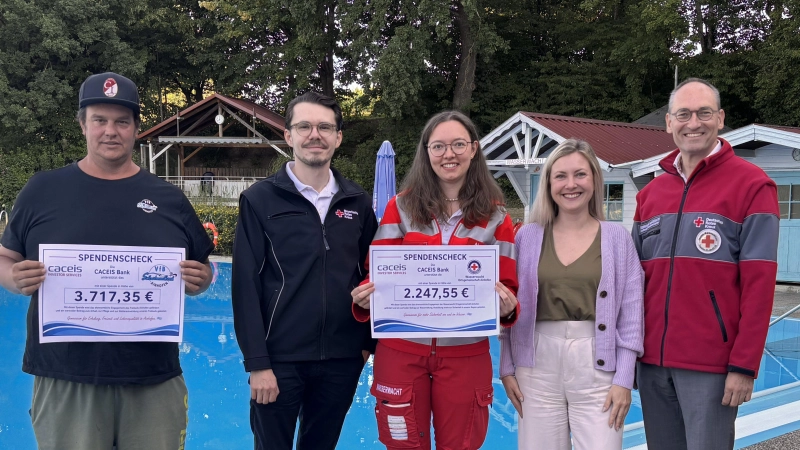 Freude bei der Spendenübergabe (v.l.): Thomas Möckl (Freibad Ainhofen), Dennis Behrendt (BRK-Kreisgeschäftsführer), Alina Huber (Wasserwacht Ainhofen), Annemarie Herrmann (CACEIS Bank) und Bernhard Seidenath (BRK-Kreisvorsitzender). (Foto: BRK Dachau)