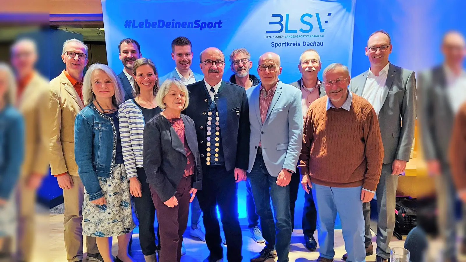 Die neue Vorstandschaft des BLSV Kreis Dachau, Günter Dietz (vorne 3. von re) wurde im Amt bestätigt. (Foto: BLSV Dachau)