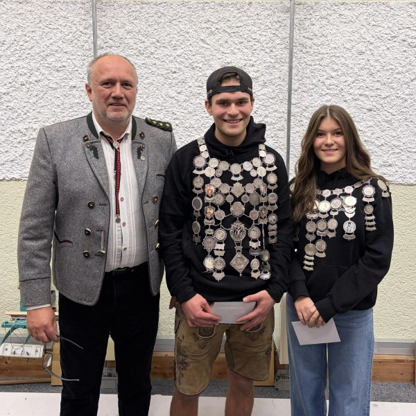 Vorstand Klaus Geppert mit Schützenkönig Kilian Schmaus und Jugendschützenkönigin Sari Bauer (von links).<br><br>  (Foto: Verein)