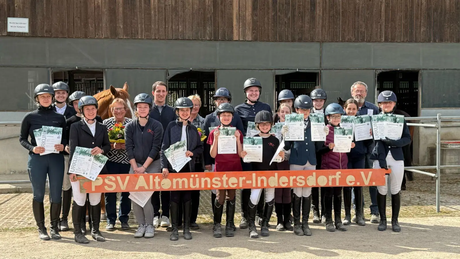 Reitabzeichen: Die erfolgreichen Prüflingen bekamen Urkunden und Nadeln überreicht. (Foto: PSV Altomünster-Indersdorf e.V.)