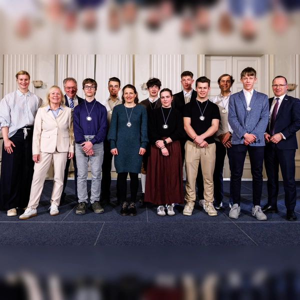 Bei der Schulsportehrung in der Residenz München wurde das Team Rudern WK II Jungen des Ignaz-Taschner-Gymnasiums als 3. Bundessieger bei „Jugend trainiert für Olympia &amp; Paralympics“ geehrt. (Foto: Matthias Balk/Bayerisches Staatsministerium für Unterricht und Kultus)