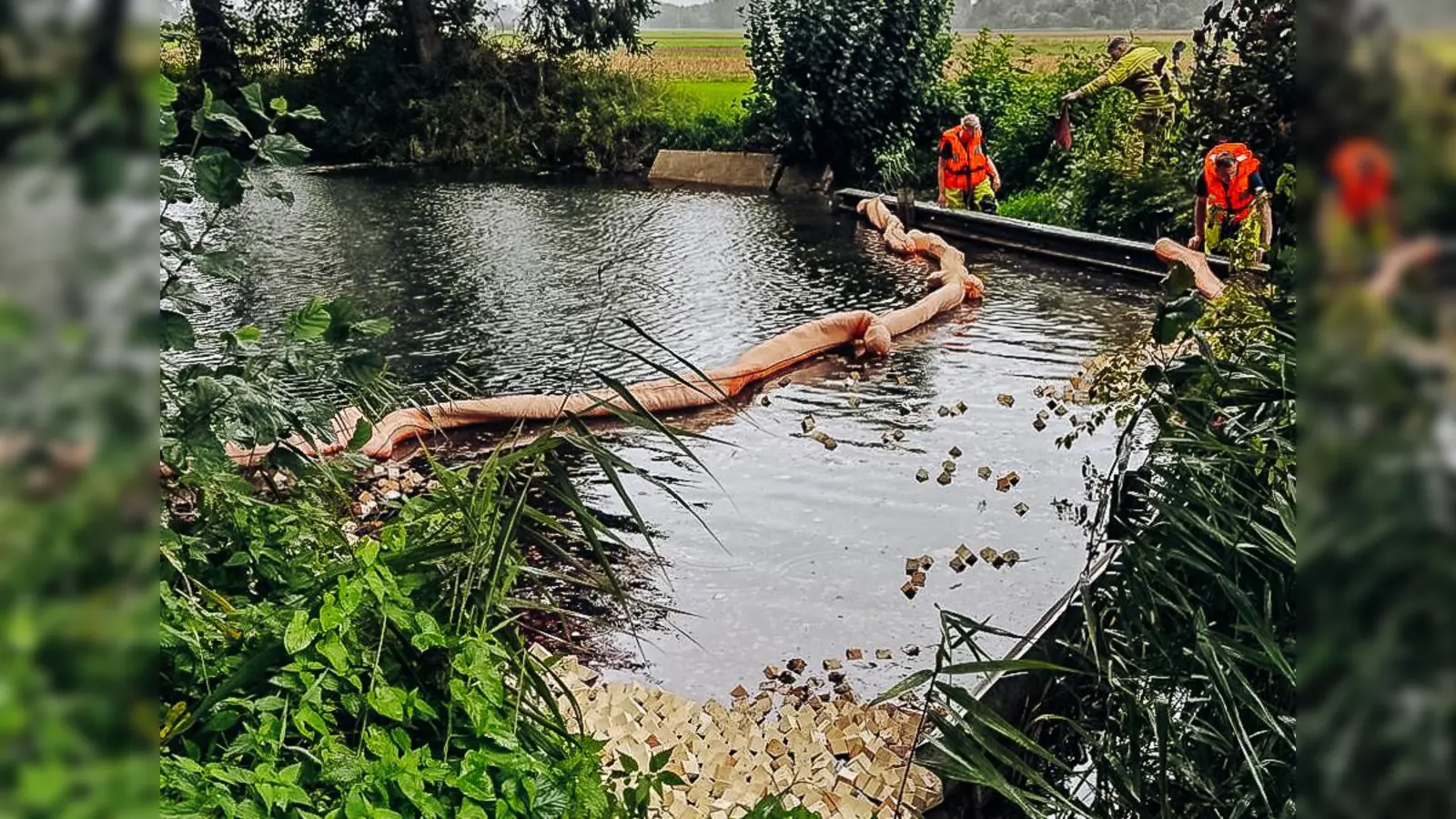 Die Feuerwehr legten Ölsperren aus, um ein Übertreten in die nahegelegene Glonn zu verhindern. (Foto: KBI Dachau)