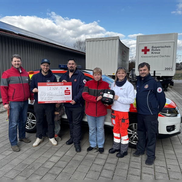 Freuten sich über den neuen Defilibrator: Marko Hammer, Bernhard Zeidler, Thomas Bauer, Angelika Gumowski, Claudia Poppek und Christoph van Bracht (v. l.). (Foto: BRK - Kreisverband Dachau)