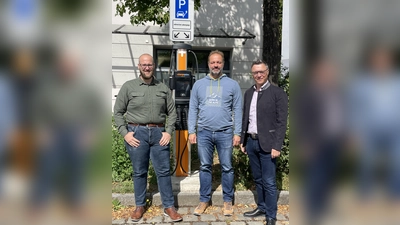 Florian Raben (Bauamt Schwabhausen), Nikolaus Kling (KLING Charging Solutions GmbH) und Bürgermeister Wolfgang Hörl. (Foto: Gemeinde Schwabhausen)