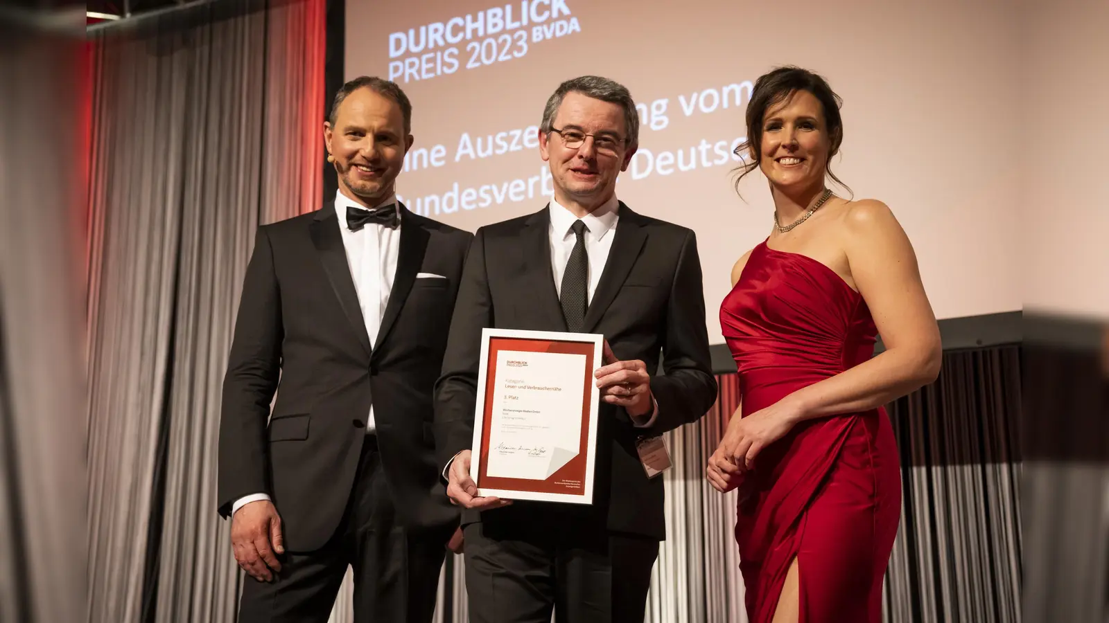 Hauptgeschäftsführer Dr. Jörg Eggers und Carina Brinkmann (Leiterin Nachhaltigkeit und Politik) vom BVDA übergaben den „Durchblick”-Preis für Leser- und Verbrauchernähe an Johannes Beetz, Chefredakteur der Münchner Wochenanzeiger (Mitte). (Foto: BVDA / Bernd Brundert)