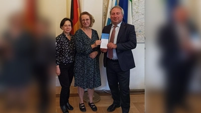 Generalkonsul Sergio Maffettonev (von re), Monika Volz (1. Vorsitzende) und Olga Lutz (Schatzmeisterin der Seligen Märtyrer von Dachau e.V.).<br>  (Foto: Selige Märtyrer Dachau)