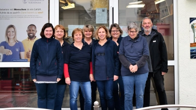 Peter Heiß (re), Geschäftsbereichsleitung Organisation, freut sich mit seinem Team über Ihren Besuch. (Foto: Franziskuswerk Schönbrunn)
