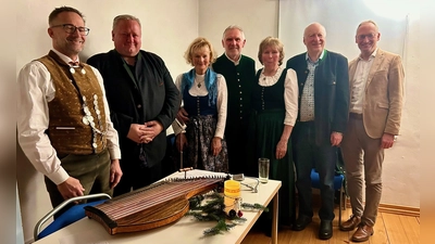 Am Tag vor Heilig Abend las Hans Kornprobst im Museum Indersdorf die „Heilige Nacht” von Ludwig Thoma, begleitet vom Alberbacher Dreigesang mit Robert Gasteiger an der Zither. Der Vorstand des Heimatvereins, Toni Wagatha, bedankte sich bei den vielen Gästen, unter denen auch MdL Bernhard Seidenath war, der seit Jahren ein treuer Gast bei den Indersdorfer Veranstaltungen ist.  (Foto: Heimatverein)
