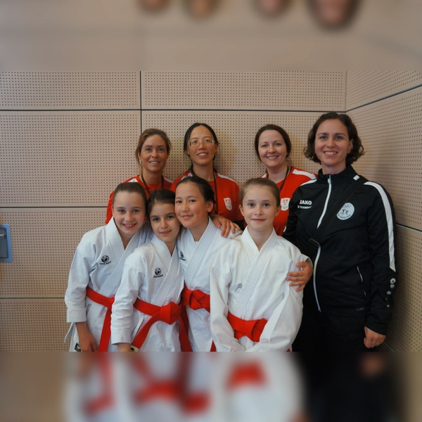 Amélie Dousti, Anna Podina, Marlene Burgmeier und Rosalie Dörsch (vorne) holten die Bronzemedaille in der Kategorie Team-Kata. (Foto: SV Dachau 1865)