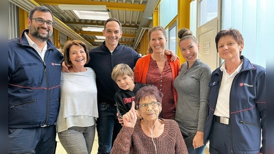 Renate mit ihrem Enkel Jan und den Maltesern am Filmset von Dahoam is Dahoam. Die Schauspieler nahmen sich alle sehr viel Zeit für sie.  (Foto: Sylvia Schwarzer )