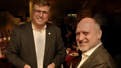 Landrat Stefan Löwl (l.) und Wolfgang Moll, WIR-Vorsitzender, beim Neujahrsempfang. (Foto: WIR)