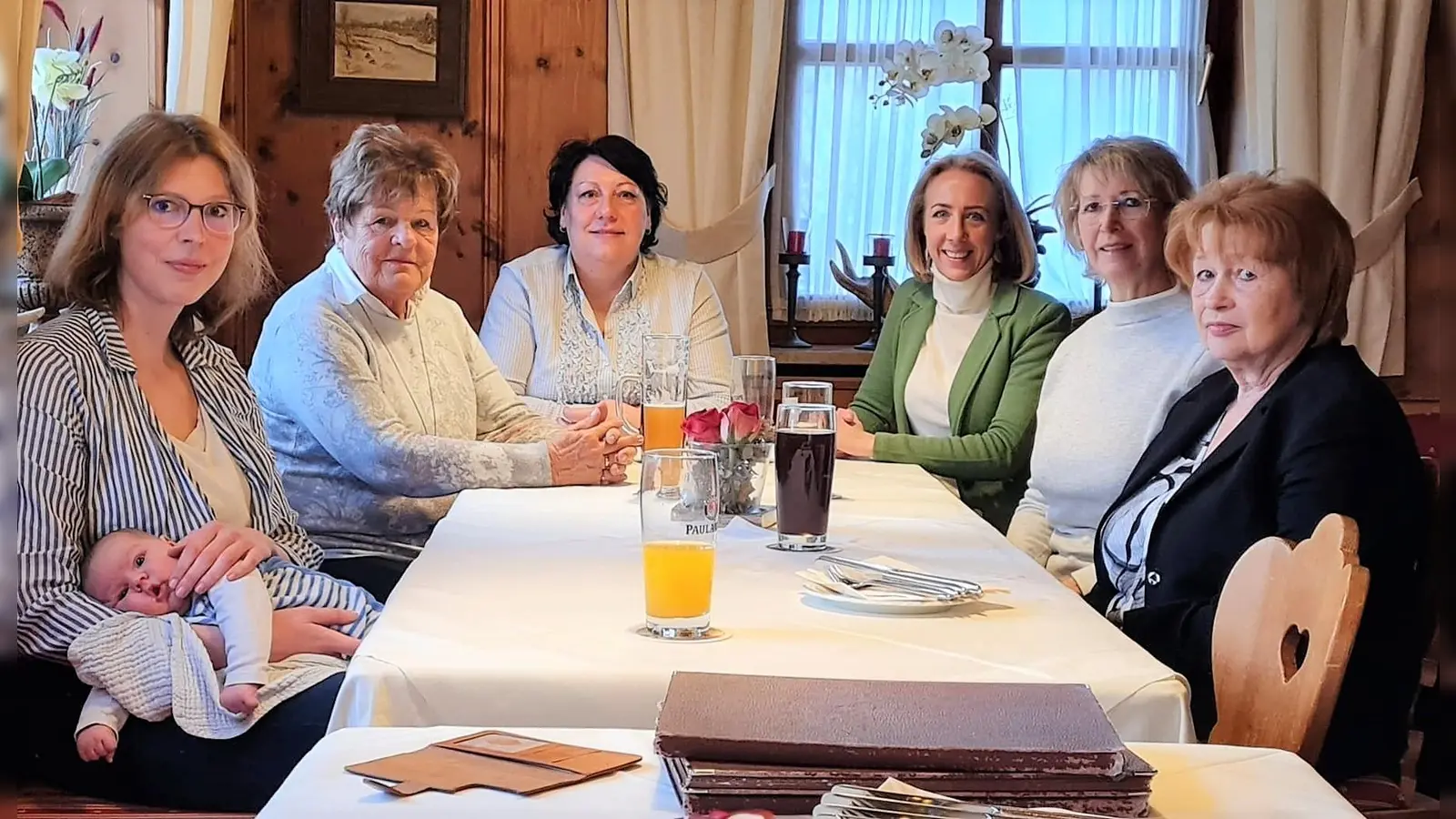 Der neue Vorstand (von li) Ramona Fruhner, Inge Traub, Claudia Huber, Stephanie Burgmaier, Brigitte Sandmeier und Gisela Neumayr. (Foto: FU Bergkirchen)