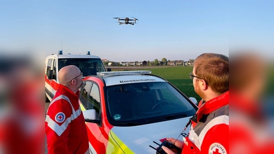 Andreas Plennert und Philipp Gregorzewski (re) mit der „Enterprise 12“. (Foto: BRK Dachau)