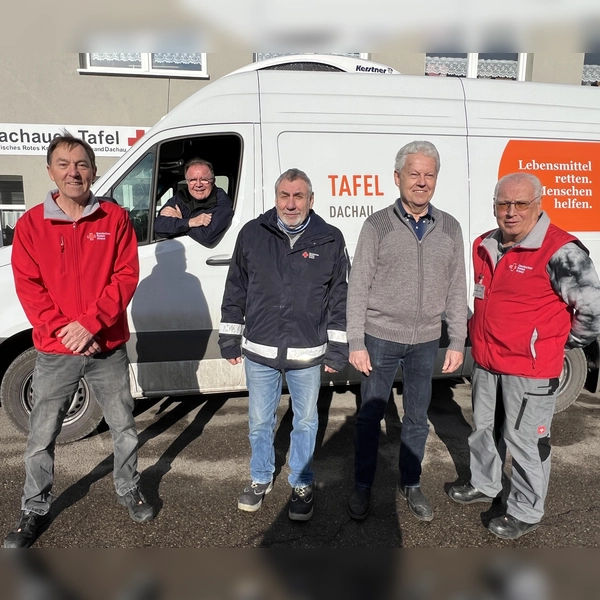  <br>Robert Thalau, im Transporter Harald Märkl, Josef Sklarski, Albert Solleder und Helmut Grünfelder fahren für die Tafel (v. l.). (Foto: BRK - KV Dachau)