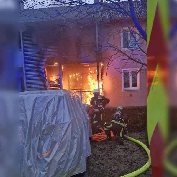 Nur mit Atemschutz konnten die Feuerwehrler den Brand löschen. (Foto: FF Dachau)