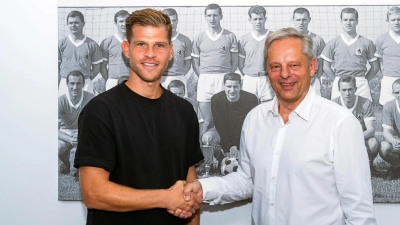 Profifußball unter neuer Flagge: Florian Niederlechner und Geschäftsführer Thomas Probst. (Foto: TSV München von 1860 Spielbetriebs-GmbH)