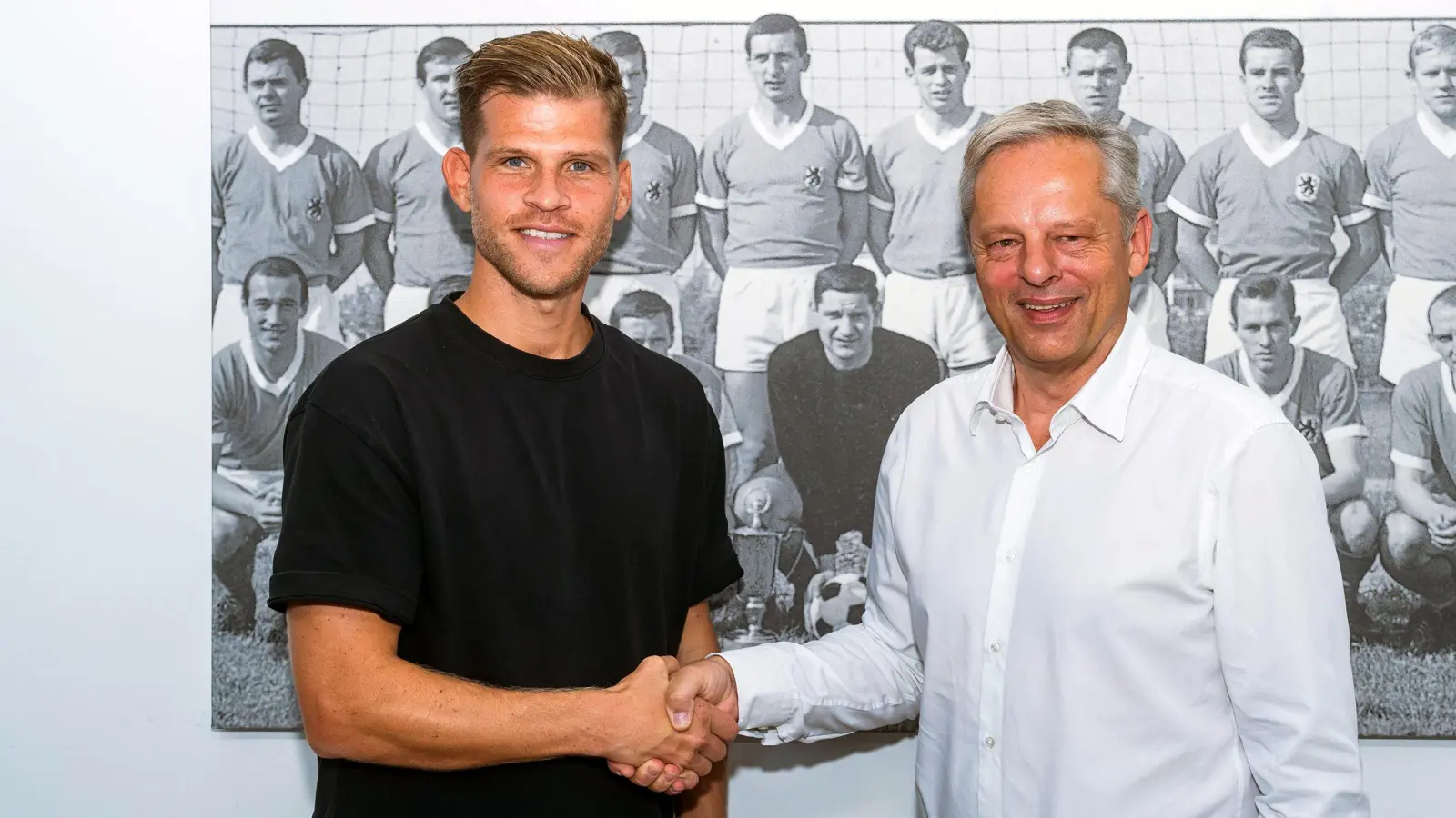 Profifußball unter neuer Flagge: Florian Niederlechner und Geschäftsführer Thomas Probst. (Foto: TSV München von 1860 Spielbetriebs-GmbH)